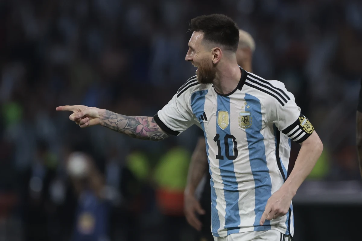 Lionel Messi został trzecim piłkarzem w historii, który przekroczył granicę 100 bramek w drużynie narodowej. W meczu z Curacao, wygranym przez Argentynę 7:0, strzelił trzy gole i ma ich na koncie 102. 