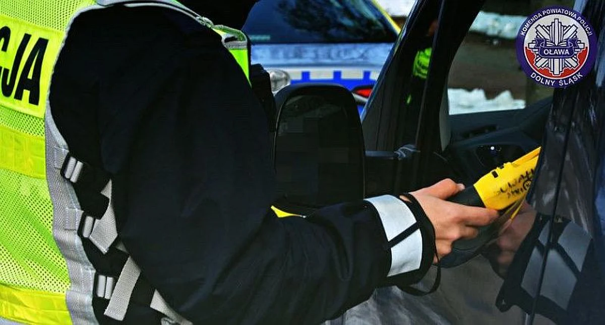 ​Policjanci z Komendy Powiatowej Policji w Oławie (Dolnośląskie) interweniowali wobec nietrzeźwego kierującego samochodem osobowym marki peugeot. Zatrzymany do kontroli 32-latek miał prawie 2,5 promila alkoholu w organizmie. Jak zeznawał funkcjonariuszom, jechał się oświadczyć, ale wstąpił do sklepu po kwiaty. Teraz mężczyzna za swoje zachowanie odpowie przed sądem.
