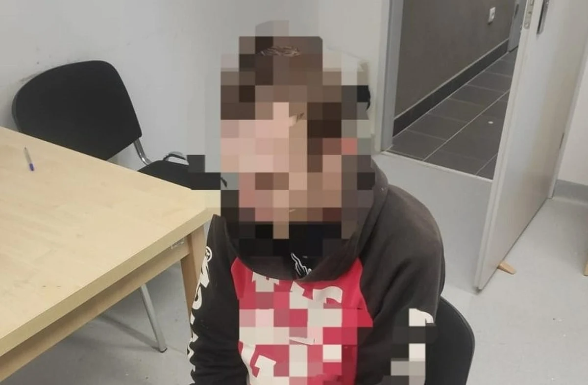 32-latek odpowie za psychiczne i fizyczne znęcanie się nad swoimi rodzicami oraz za znieważenie interweniujących policjantów. Mężczyzna został zatrzymany przez jaworskich policjantów po zgłoszeniu przemocy domowej. Prokurator Rejonowy w Jaworze (Dolnośląskie) na podstawie zebranych przez policjantów dowodów, zastosował wobec agresora środki zapobiegawcze w postaci policyjnego dozoru, zakazu zbliżania do rodziców.