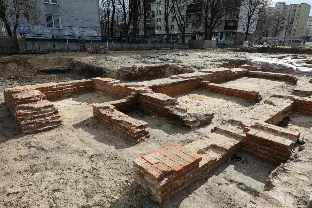 W Warszawie w związku z planowaną inwestycją pomiędzy Karmelicką a aleją Jana Pawła II na miejscu pracują archeolodzy. Na terenie dawnego getta odkopali fragment starej ulicy Gęsiej i piwnice kamienicy przy Gęsiej 33. Prace odbywają się pod nadzorem mazowieckiego wojewódzkiego konserwatora zabytków.