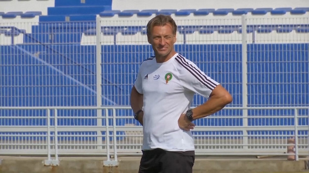 Herve Renard zrezygnował w środę z funkcji trenera reprezentacji Arabii Saudyjskiej w związku z doniesieniami, że ma przejąć kobiecą reprezentację Francji.

We wtorek piłkarska federacja Arabii Saudyjskiej poinformowała, że ​​zgodziła się rozwiązać kontrakt Renarda, kończąc czteroletni okres współpracy, który został okraszony zwycięstwem m.in. zwycięstwem nad Argentyną w fazie grupowej mistrzostw świata w Katarze w zeszłym roku.

54-letni francuski trener nie ogłosił swoich planów na przyszłość, ale podziękował Saudyjczykom i powiedział, że jest „bardzo dumny, że mógł pokazać światu postęp i dobry wizerunek saudyjskiej piłki nożnej”.

„Nadszedł czas, abym poszukał nowych wyzwań, ale z (tymi) wspomnieniami wyrytymi we mnie” – napisał Renard na Twitterze.

W wiadomości wideo opublikowanej na stronie drużyny saudyjskiej na Twitterze Renard odniósł się także do zwycięstwa nad Argentyną, mówiąc: „Myślę, że pozostanie to na zawsze w pamięci narodu saudyjskiego”.

„To doświadczenie było niesamowite” – dodał.