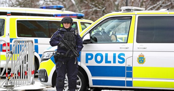 W całej Szwecji ogłoszony został alarm, po tym jak do siedzib kilku urzędów regionalnych dotarły "podejrzane przedmioty". Media podają, że chodzi o koperty z białym proszkiem.