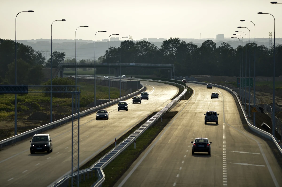 Od dziś kierowcy podróżujący obwodnicą Trójmiasta muszą liczyć się z utrudnieniami na węźle Gdańsk-Południe. Ruszyły prace związane z jego przebudową - mają one związek z budową Obwodnicy Metropolitalnej Trójmiasta. Kierowcom z trzech pasów ruchu, zostały po dwa w każdym kierunku.

