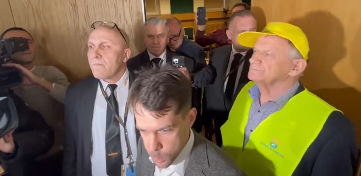 ​W Ministerstwa Rolnictwa i Rozwoju Wsi w Warszawie ruszył okrągły stół w sprawie sytuacji na rynku zbóż. Tuż przed spotkaniem doszło jednak do awantury - resort chciał, by uczestnicy rozmów oddali przed wejściem telefony, tablety i komputery. "To jest pokazywanie standardu tego spotkania" - grzmiał lider AgroUnii Michał Kołodziejczak.