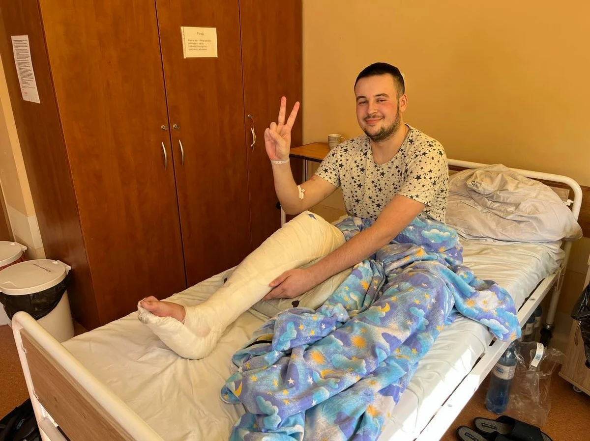 Lekarze ze szpitala w Trzebnicy na Dolnym Śląsku pomogli rannemu podczas wojny ukraińskiemu żołnierzowi. Mykola przeszedł tam skomplikowaną operację - przeszczepiono mu nerw i ścięgna w prawej nodze. 