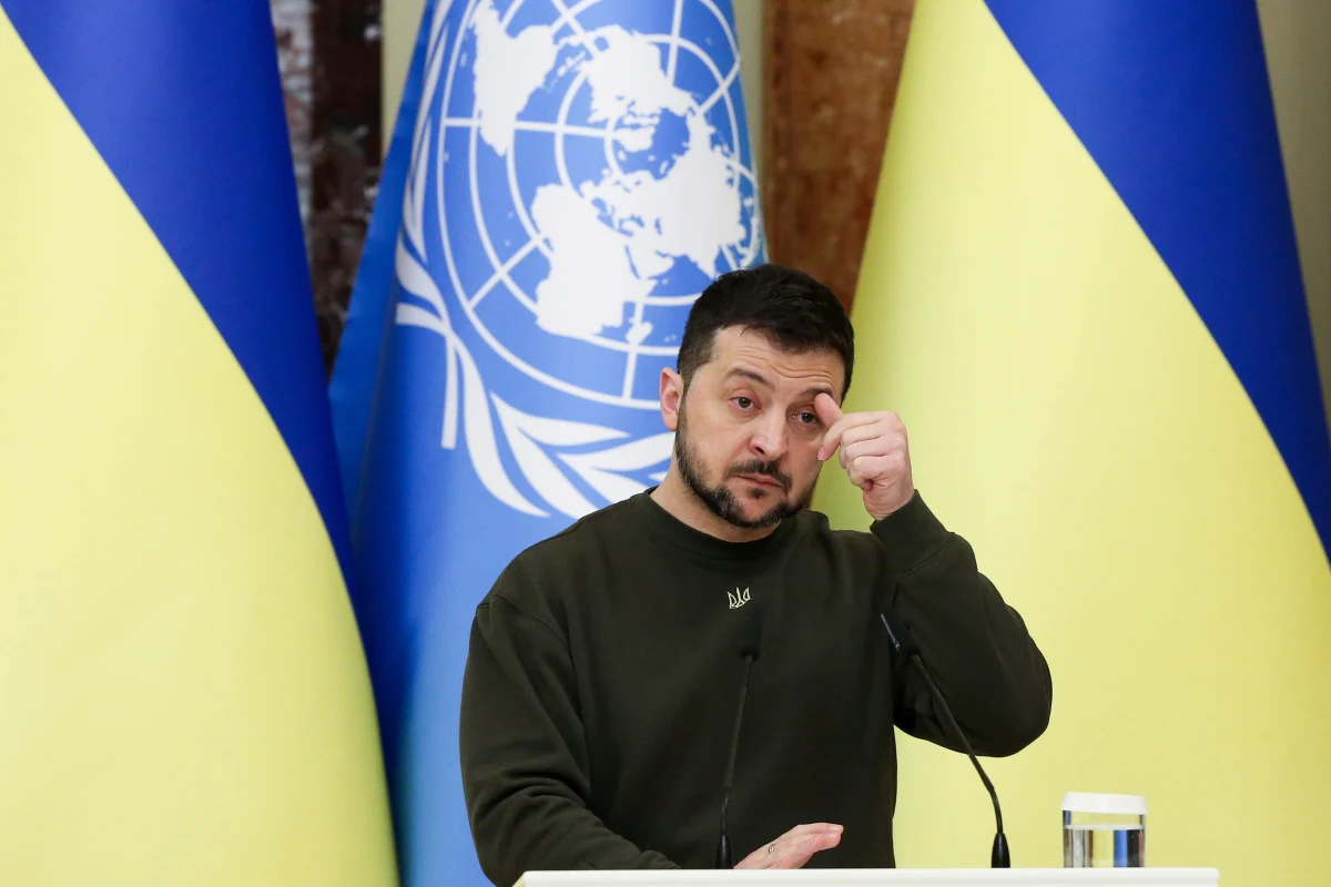 Prezydent Ukrainy Wołodymyr Zełenski w rozmowie z agencją AP zaprosił przywódcę Chin Xi Jinpinga do złożenia wizyty w Kijowie. W Pekinie rzeczniczka chińskiego MSZ Mao Ning oświadczyła z kolei, że nie ma do przekazania żadnych informacji w tej sprawie.