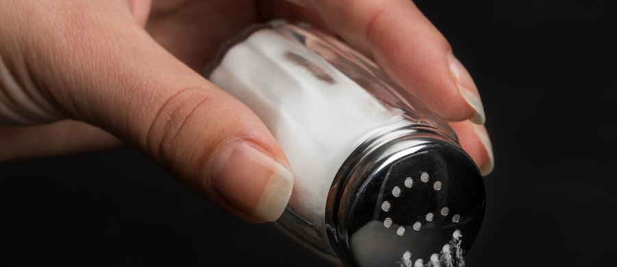 Światowa Organizacja Zdrowia (WHO) domaga się wprowadzenia wyraźnego oznaczania zawartości soli na opakowaniach artykułów spożywczych oraz surowych limitów zawartości sodu w produktach. Dlaczego? WHO alarmuje, że do 2030 roku, z powodu nadmiernego spożycia soli umrze aż 7 milionów osób na całym świecie. Dietetyk Sylwia Maruszak, tłumaczy dlaczego sól, a konkretniej sód w niej zawarty, z życiodajnego pierwiastka stał się globalną trucizną.