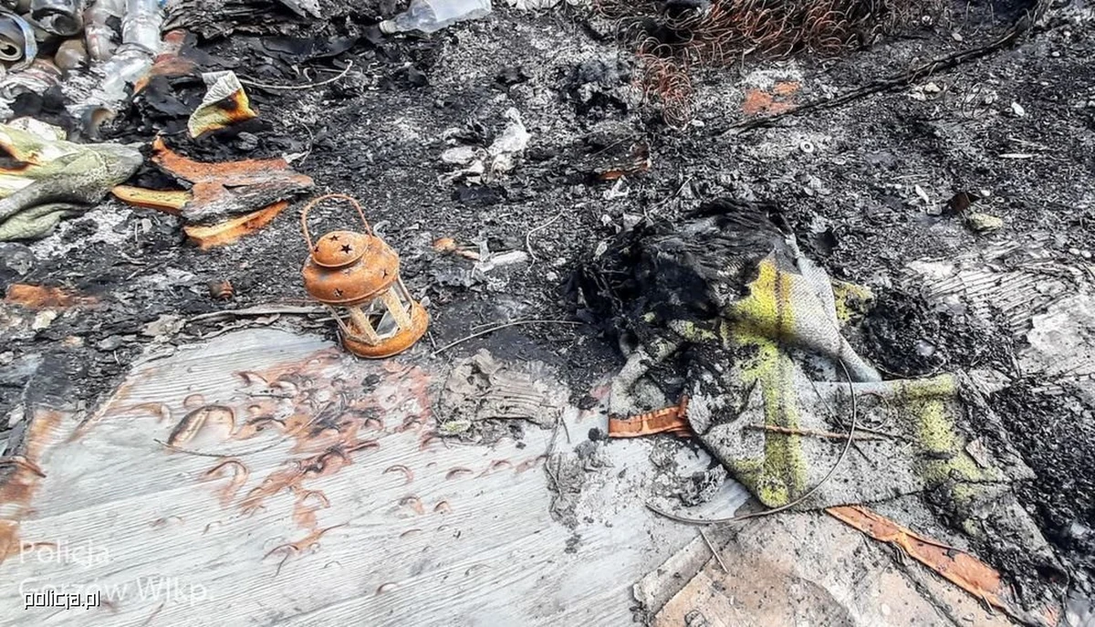 ​Nie doszło do podpalenia bezdomnego mężczyzny w Gorzowie Wielkopolskim. Funkcjonariusze zebrali informacje, które zaprzeczały przedstawionej na początku przez mężczyznę wersji. Okazało się, że bezdomny, który został przesłuchany drugi raz zmienił wersję wydarzeń.