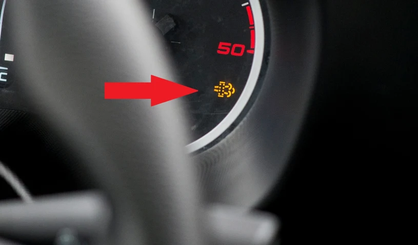 Gdy zapali się ta kontrolka, nie należy stawać, tylko szukać autostrady