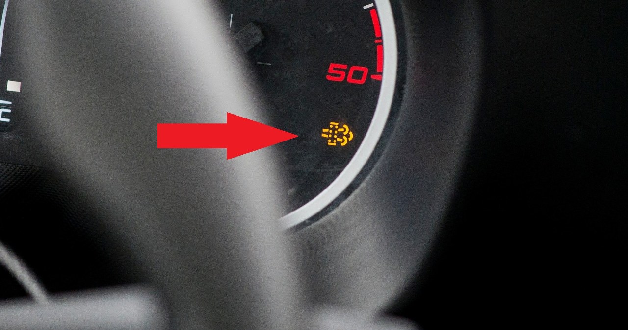 Gdy zapali się ta kontrolka, nie należy stawać, tylko szukać autostrady