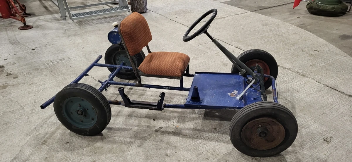 Unikatowy gokart wzbogacił kolekcję Pilskiego Muzeum Wojskowego. Znaleziono go w stodole, a jego historia jest niezwykle ciekawa. W latach sześćdziesiątych ubiegłego stulecia służył żołnierzom jako pojazd do wczesnej nauki jazdy. Takie rozwiązanie było wówczas dużo bardziej opłacalne.