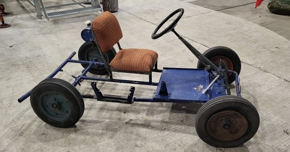 Unikatowy gokart wzbogacił kolekcję Pilskiego Muzeum Wojskowego. Znaleziono go w stodole, a jego historia jest niezwykle ciekawa. W latach sześćdziesiątych ubiegłego stulecia służył żołnierzom jako pojazd do wczesnej nauki jazdy. Takie rozwiązanie było wówczas dużo bardziej opłacalne.