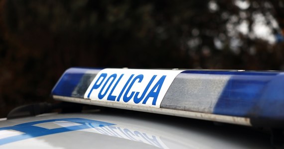 Dwóch mężczyzn i kobieta zostali zatrzymani przez krakowską policję kryminalną. Cała trójka zastawiła kilka dni wcześniej pułapkę na 44-latka, który wyszedł z niej pobity, pozbawiony portfela i plecaka.