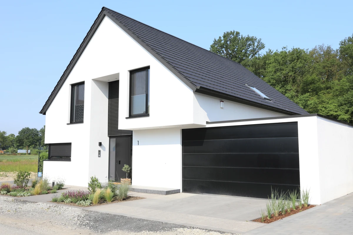 Premier Mateusz Morawiecki poinformował, że rząd przyjął projekt ustawy, która ma na celu wprowadzenie "jeszcze większych ułatwień" w budowie domów jednorodzinnych. W projekcie przewidziano usunięcie zapisów ograniczających do 70 m kw. limit metrażu domów jednorodzinnych wznoszonych bez pozwolenia na budowę. Jak zaznaczył premier, nowe regulacje nie będą dotyczyły deweloperów, a jedynie osób indywidualnych.