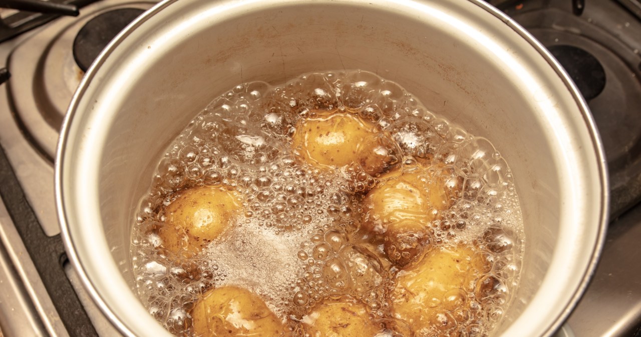 Zrób ziemniaki do obiadu według dawnej metody gospodyń. Smak jest kapitalny