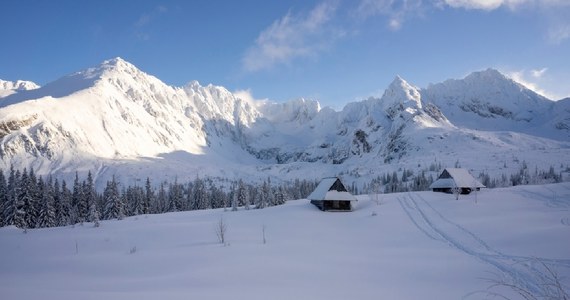 Do Polski wróciła zima, która jest szczególnie widoczna w Tatrach. W Zakopanem spadło 15 cm śniegu, a w samych górach nawet ponad 40 cm. Temperatura spadła do kilkunastu stopni poniżej zera. TOPR ostrzega o wyjątkowo trudnych warunkach na górskich szlakach i zagrożeniu lawinowym.