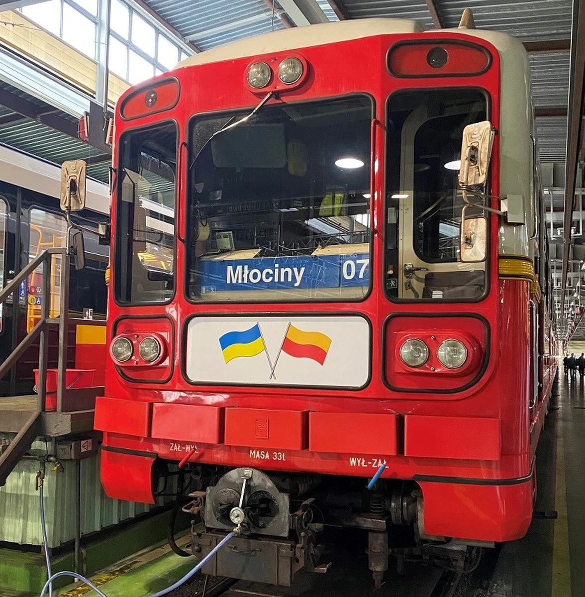 W swoją ostatnią - sentymentalną podróż - wyruszył dziś radziecki skład wagonów warszawskiego metra. Teraz pojedzie do Kijowa, gdzie zasili tamtejszy tabor kolejki podziemnej. 