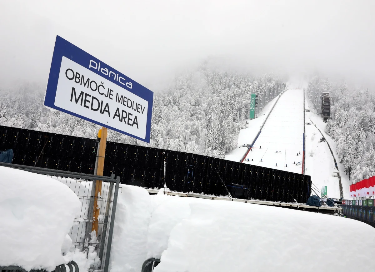 Przepięknie położony obiekt w Alpach Julijskich, gdzie możliwe są loty na odległość nawet ćwierć kilometra – mowa oczywiście o słoweńskiej Letalnicy, która będzie gościć finałowy weekend pucharu świata. To będą zawody dla najlepszych lotników, które co roku zapewniają mnóstwo emocji kibicom zgromadzonym u stóp tego mamuta. W ten weekend czekają nas dwa konkursy indywidualne i jeden drużynowy. Wszystko z udziałem Biało-Czerwonych skoczków!
