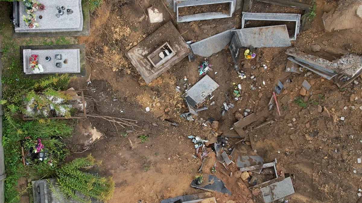 Spółka Restrukturyzacji Kopalń sprawdza, czy cmentarz parafialny w Trzebini, na którym zapadłą się ziemia we wrześniu - jest samowolą budowlaną. Od tego może zależeć wypłata odszkodowań.

