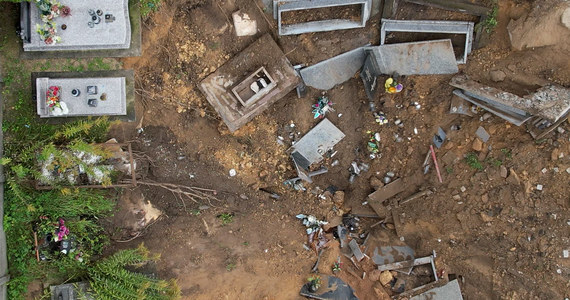 Spółka Restrukturyzacji Kopalń sprawdza, czy cmentarz parafialny w Trzebini, na którym zapadłą się ziemia we wrześniu - jest samowolą budowlaną. Od tego może zależeć wypłata odszkodowań.

