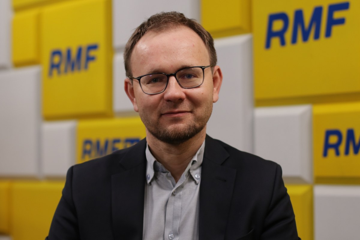 "Od końca września Ukraińcy wielkich sukcesów nie mają. Od pół roku front stoi właściwie w miejscu. Mamy impas. Liczymy na to, że to cisza przed burzą - pozytywną burzą dla Ukrainy, która trochę sytuację na froncie przejaśni" - mówił w Popołudniowej rozmowie w RMF FM dyrektor Ośrodka Studiów Wschodnich Wojciech Konończuk, pytany o wojnę na Ukrainie. "Przełom jest możliwy. Wszystko zależy od tego, kiedy Ukraińcy zaczną kontrofensywę i na ile ona będzie skuteczna" - dodał. 