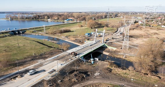 W najbliższych dniach, drogowcy przy pomocy samochodów ciężarowych sprawdzą stabilność i wytrzymałość nowej przeprawy nad rzeką Bystrzycą. Budowa mostu powinna zostać definitywnie ukończona za około 30 dni.