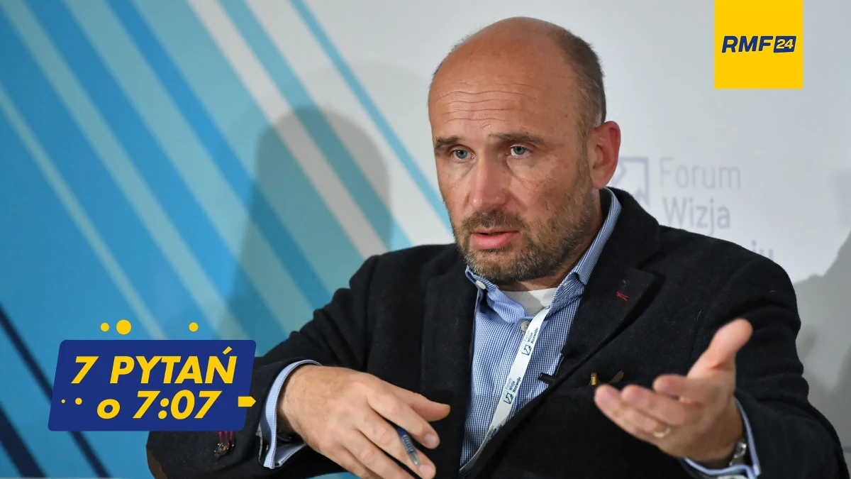 „Samochody elektryczne będą musiały być sprzedawane na poziomie cen dzisiejszego samochodu spalinowego albo nawet poniżej tego poziomu. Zasadnicze pytanie jest jednak nie o to, czy zdążymy z wprowadzeniem tych zmian jako świat, tylko czy my zdążymy jako Europa. Czy te samochody będą samochodami europejskimi, czy to będą samochody koreańskie, chińskie czy jakieś inne” – tak o decyzji Rady Unii Europejskiej, która zakazała rejestracji samochodów z silnikiem spalinowym w państwach Unii od 2035 r., w rozmowie 7 pytań o 7.07 w internetowym Radiu RMF24 mówił były minister środowiska oraz prezes Fundacji Promocji Pojazdów Elektrycznych Marcin Korolec.