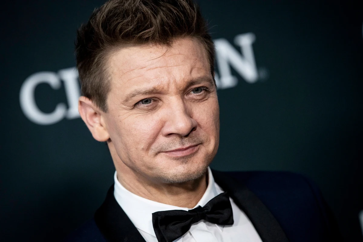 Jeremy Renner - amerykański aktor znany m.in. z roli Hawkeye'a w superprodukcjach Marvela - udzielił pierwszego wywiadu od czasu dramatycznego wypadku, do którego doszło na początku roku. Aktor został potrącony przez ratrak i doznał bardzo poważnych obrażeń. "Wybrałem przetrwanie. To mnie nie zabije" - podkreśla gwiazdor w zapowiedzi rozmowy dla telewizji ABC, która w całości zostanie wyemitowana 6 kwietnia. 