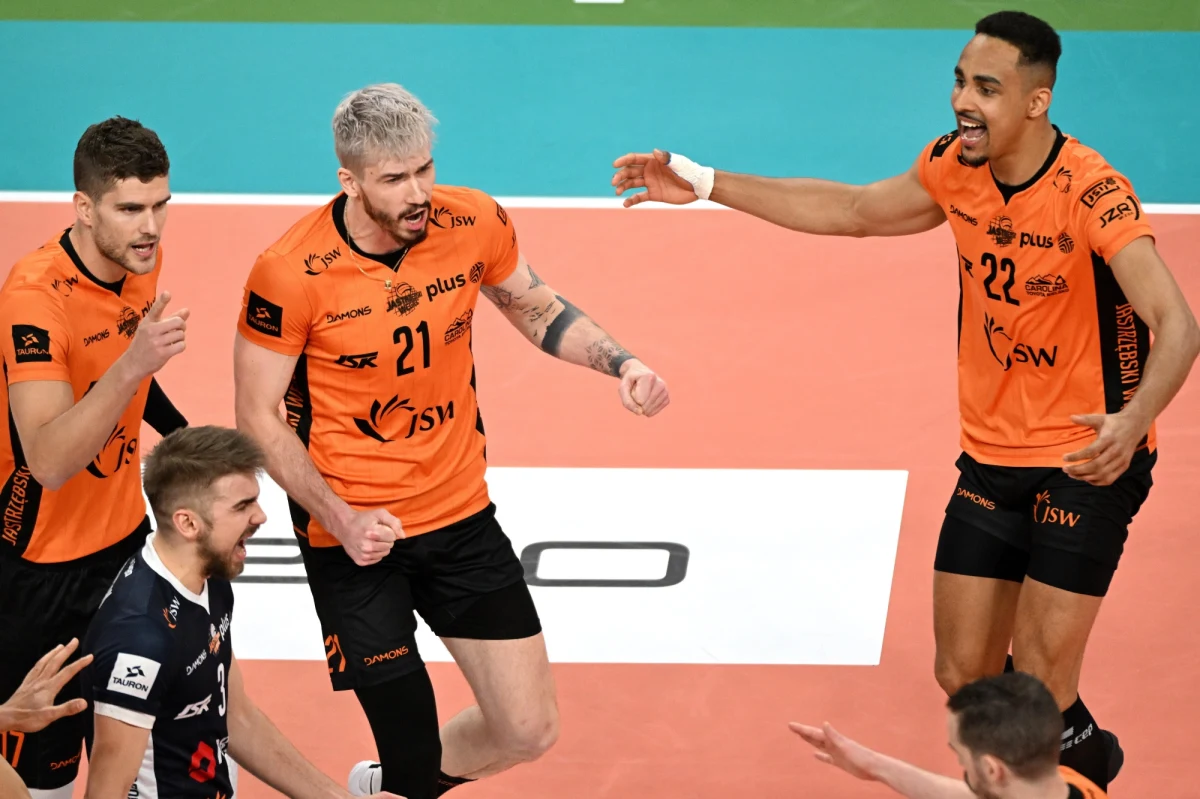 ​Siatkarze Jastrzębskiego Węgla pokonali na wyjeździe turecki Halkbank Ankara 3:1 (25:22,  25:23, 16:25, 25:22) w pierwszym meczu półfinałowym Ligi Mistrzów. Rewanż odbędzie się 5 kwietnia w Jastrzębiu-Zdroju.