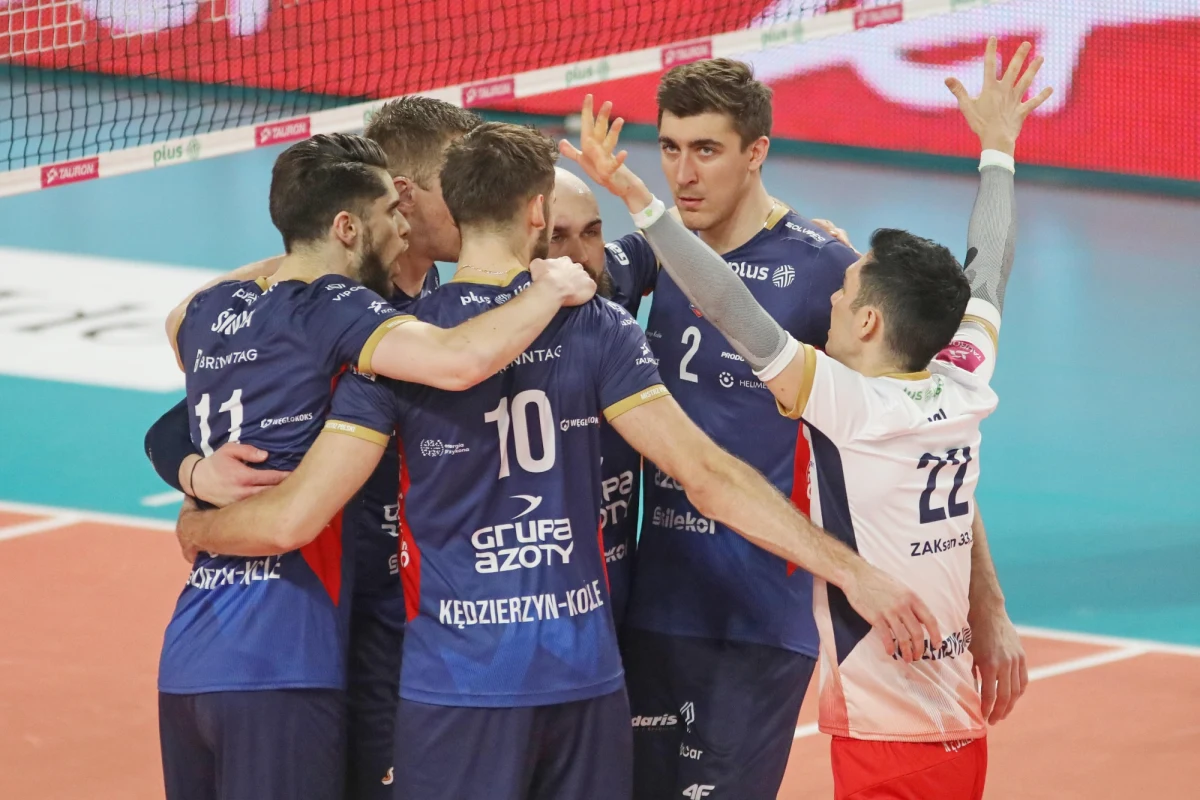 Efektownym zwycięstwem w konfrontacji z Sir Sicoma Monini Perugia siatkarze Grupy Azoty ZAKSY Kędzierzyn-Koźle rozpoczęli rywalizację w półfinałach Ligi Mistrzów. MVP meczu wybrany został Bartosz Bednorz. Perugii nie pomogły polskie gwiazdy. Wilfredo Leon zagrał kiepsko na przyjęciu. Z kolei wychowanek ZAKSY Kamil Semeniuk, grający dziś we Włoszech, nie był w stanie samodzielnie przechylić szali zwycięstwa na stronę gości. Rewanż za tydzień we Włoszech.