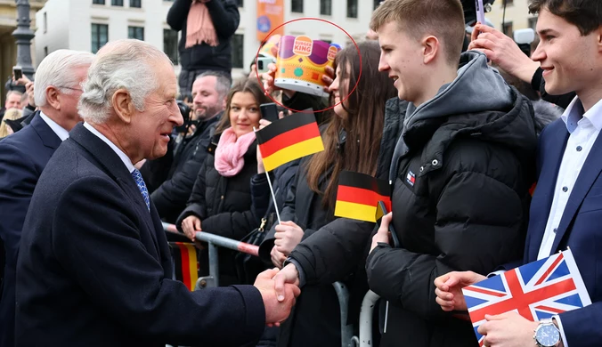 Niemcy: Fan przyniósł królowi Karolowi papierową koronę z Burger Kinga