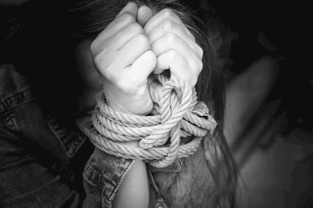 Pięć osób odpowie przed sądem za wzięcie zakładnika i rozbój, do którego doszło na początku ubiegłego roku w Wawrze. Dwóm młodym mężczyznom z tej grupy zarzuca się też zabójstwo. W trakcie napadu w wyniku gwałtownego uduszenia zmarł 78-latek.