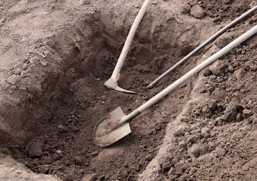 Została pochowana żywcem. Grabarz zauważył "świeży cement i ślady krwi"