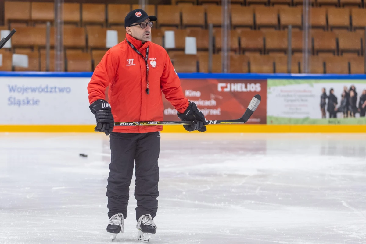 To będzie ostatni miesiąc przygotowań Polaków do walki o hokejowe marzenia. Na przełomie kwietnia i maja reprezentacja Polski spróbuje zapisać się w historii tej dyscypliny sportu i po 22 latach wrócić do grona najlepszych drużyn globu. Przed Mistrzostwami Świata Dywizji 1A w Nottingham Polacy rozegrają szereg sparingów w mocnymi rywalami. Biało-Czerwoni na koniec okresu przygotowawczego zagrają w Bytomiu z Węgrami.
