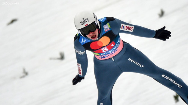 Czas na ostatni przystanek pucharu świata 2022/23 w skokach narciarskich. Zawodnicy powalczą na mamuciej skoczni w Planicy w dniach 30 marca - 2 kwietnia. Od 2019 roku nowym rekordzistą skoczni jest Ryoyu Kobayashi, który uzyskał 252 m. W ubiegłym roku ostatni konkurs sezonu wygrał Marius Lindvik. Podium uzupełnili Yukiya Sato oraz Peter Prevc. Thomas Thurnbichler zabrał do Słowenii sześciu Polaków. W lotach narciarskich wezmą udział: Piotr Żyła, Kamil Stoch, Paweł Wąsek, Aleksander Zniszczoł, Andrzej Stękała i Jan Habdas.