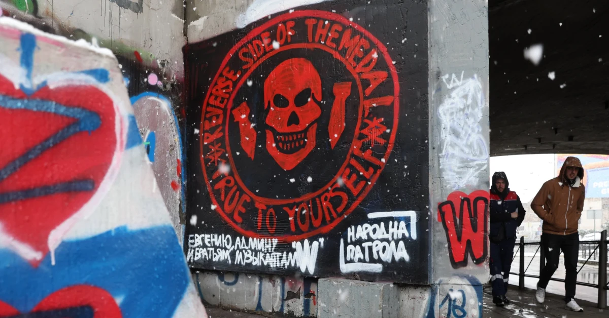 ​Korespondent "Wall Street Journal" w Rosji Evan Gershkovich został zatrzymany przez FSB w Jekaterynburgu za szpiegostwo. Według znajomych i współpracowników dziennikarz przygotowywał materiał o najemniczej grupie Wagnera. Decyzją moskiewskiego sądu Gershkovich został tymczasowo aresztowany na dwa miesiące - do 29 maja - jako podejrzany o szpiegostwo na rzecz Stanów Zjednoczonych.