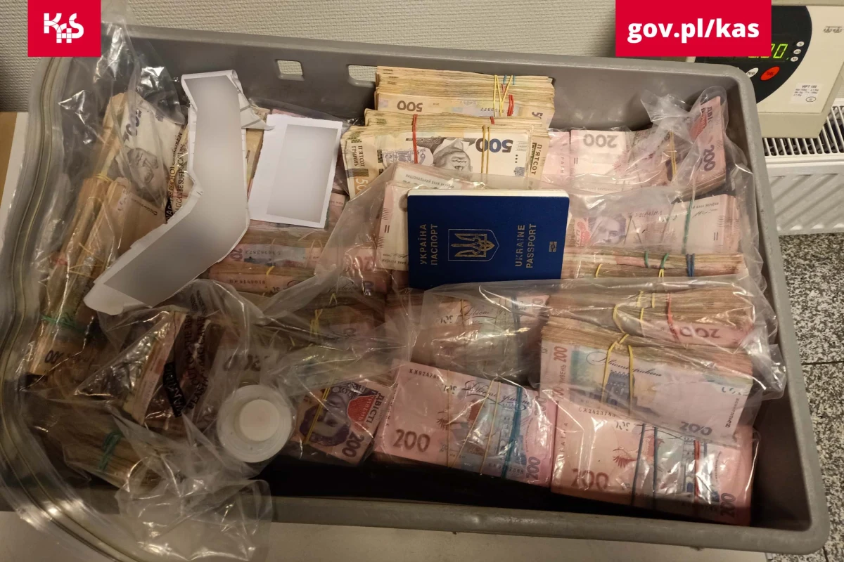 7 mln hrywien w bagażach czterech podróżnych, którzy przylecieli do Katowic  z Gruzji znaleźli funkcjonariusze śląskiej Administracji Skarbowej. Bagaże skontrolowane na lotnisku w Pyrzowicach należały do obywateli Ukrainy, którzy przekraczali granicę zielonym pasem, czyli zadeklarowali, że nie mają nic do zgłoszenia.