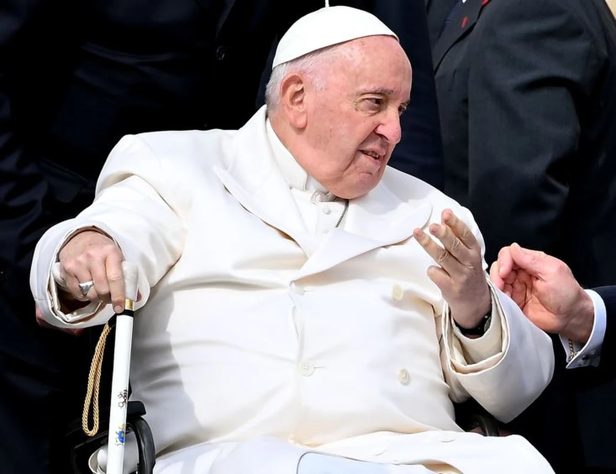 Papież spędził spokojną noc w szpitalu – podają źródła watykańskie. 86-letni Franciszek został przewieziony do kliniki Gemelli w środę z powodu problemów z oddychaniem. Według nieoficjalnych informacji lekarze wykluczyli problemy z sercem oraz zapalenie płuc. Włoska agencja ANSA podaje, że papież może opuścić szpital przed Niedzielą Palmową. 