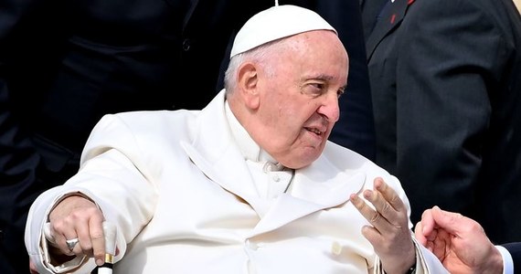 Papież spędził spokojną noc w szpitalu – podają źródła watykańskie. 86-letni Franciszek został przewieziony do kliniki Gemelli w środę z powodu problemów z oddychaniem. Według nieoficjalnych informacji lekarze wykluczyli problemy z sercem oraz zapalenie płuc. Włoska agencja ANSA podaje, że papież może opuścić szpital przed Niedzielą Palmową. 