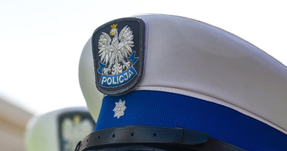 Prokuratura Okręgowa w Ostrołęce w Mazowieckiem zajmie się sprawą byłego już naczelnika wydziału prewencji Komendy Wojewódzkiej Policji w Białymstoku. Mężczyzna miał w Dniu Kobiet klepnąć w pośladki jedną z cywilnych pracownic komendy. W jego sprawie wciąż prowadzone jest postępowanie dyscyplinarne.