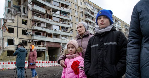 Nie wszyscy mieszkańcy przyfrontowych miast Ukrainy zdecydowali się na ewakuację. Niektóre rodziny zostały i miesiącami ukrywają swoje dzieci w piwnicach, by nie wpadły w ręce Rosjan - relacjonują wolontariusze pomagający cywilom. W pobliżu frontu nadal przebywają tysiące ukraińskich dzieci - pisze "The Guardian".