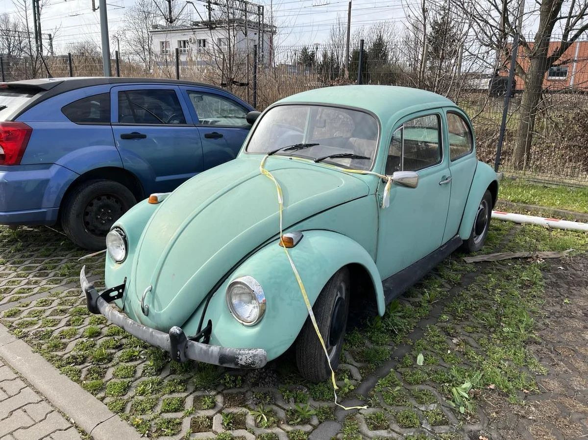 ​Kultowego Volkswagena Garbusa z 1965 roku wystawia na sprzedaż Urząd Miasta Wrocławia. W ubiegłym roku auto zostało zabrane jako wrak z jednego z osiedli. Nie zgłosił się właściciel, więc stało się własnością miasta.
