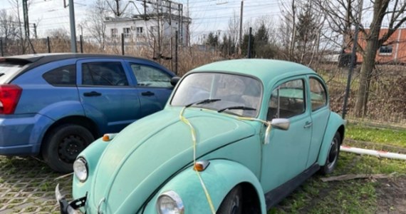 ​Kultowego Volkswagena Garbusa z 1965 roku wystawia na sprzedaż Urząd Miasta Wrocławia. W ubiegłym roku auto zostało zabrane jako wrak z jednego z osiedli. Nie zgłosił się właściciel, więc stało się własnością miasta.