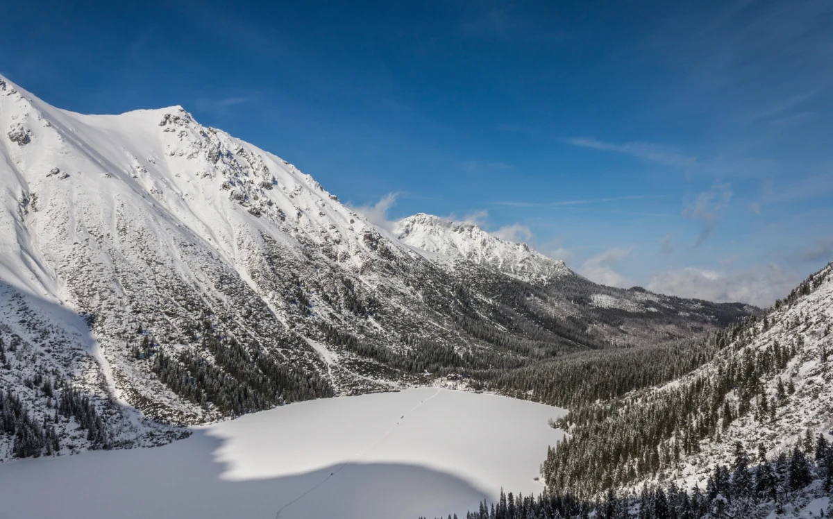 Zagrożenie lawinowe w Tatrach w czwartek zmalało z trzeciego do drugiego, umiarkowanego stopnia. Po intensywnych opadach na Kasprowym Wierchu leży już 185 cm śniegu.