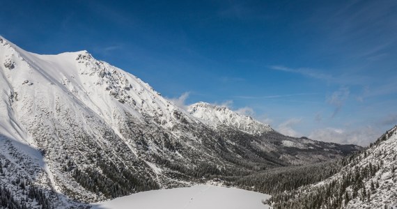 Zagrożenie lawinowe w Tatrach w czwartek zmalało z trzeciego do drugiego, umiarkowanego stopnia. Po intensywnych opadach na Kasprowym Wierchu leży już 185 cm śniegu.