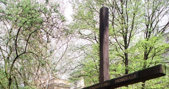 Nadpalony został drewniany krzyż ustawiony na krakowskich Plantach przy pomniku upamiętniającym poległych w 1936 roku robotników Semperitu. Policja zabezpieczyła ślady, wyjaśnia okoliczności zdarzenia i szuka sprawcy.

