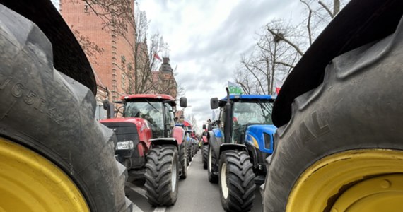 "Od środy zaostrzymy protest" – zapowiadają rolnicy protestujący już 8. dzień w Szczecinie. Lider strajku podkreśla, że grupa jest rozżalona z powodu braku zaproszenia na rozmowy, jakie część organizacji rolniczych prowadziła z wicepremierem Henrykiem Kowalczykiem. Wczoraj rząd podpisał z częścią rolników porozumienie. 