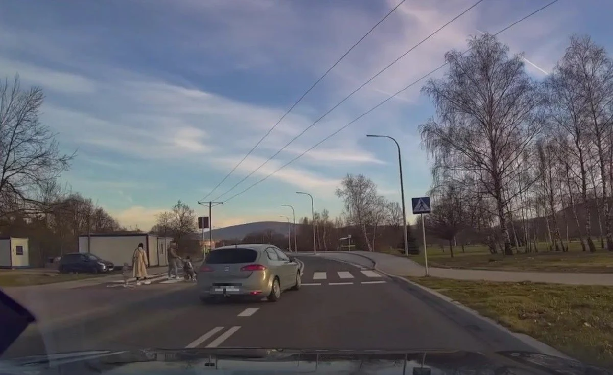 Małopolska policja ustala personalia kierowcy, którego niebezpieczne zachowanie mogło doprowadzić do tragedii. Kamerka samochodowa zarejestrowała, jak w Kętach (woj. małopolskie) kierujący seatem wyprzedza inny samochód tuż przed przejściem dla pieszych, lekceważąc fakt, że na przejście właśnie próbuje wejść rodzina z dwójką małych dzieci.