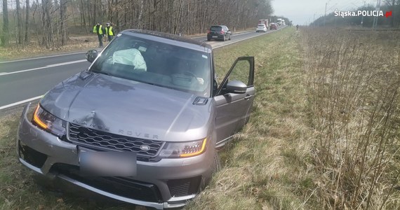 Policyjny pościg za skradzionym samochodem na autostradzie A1 w woj. śląskim. Doszło do dwóch kolizji. W czasie pogoni policjanci oddali cztery strzały. Dwóch ściganych mężczyzn udało się złapać.