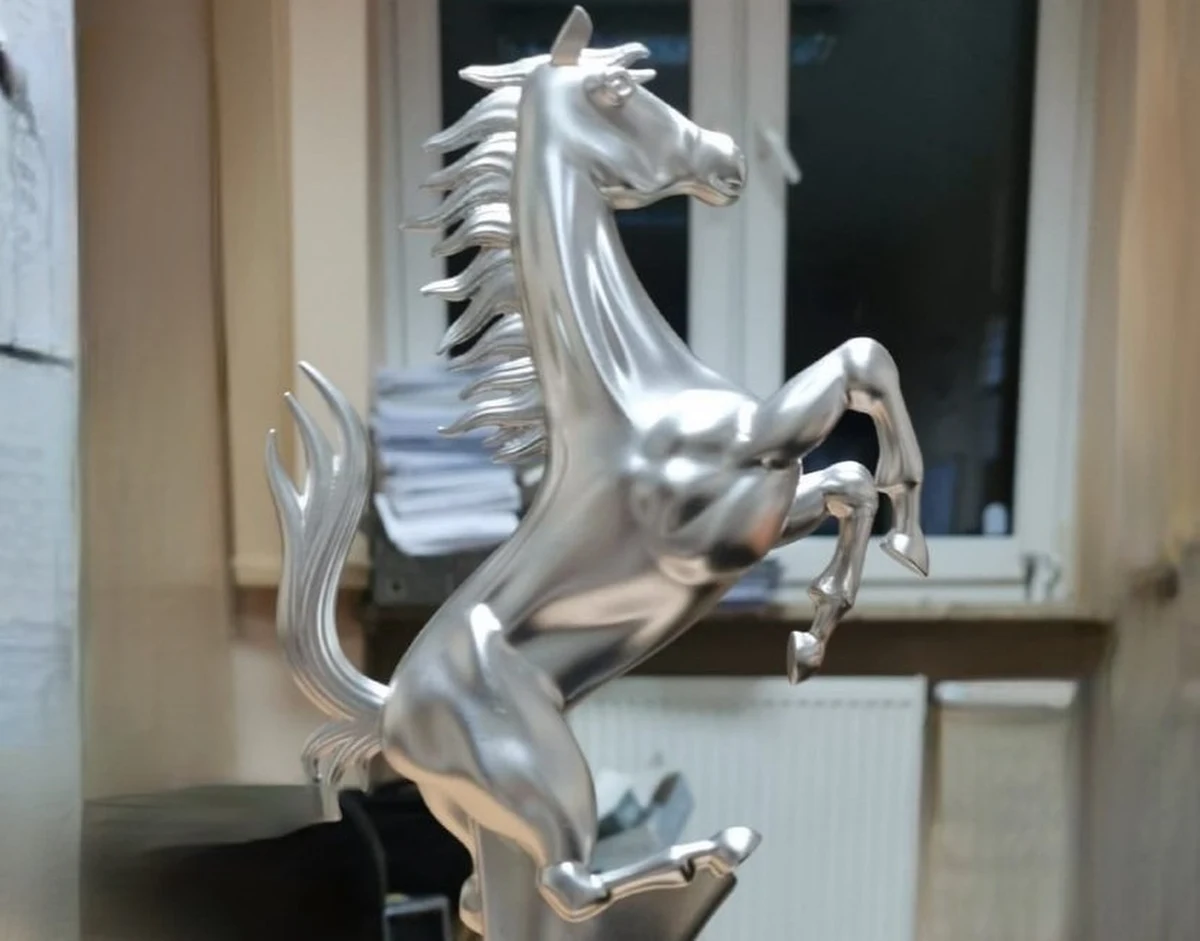 Policjanci z województwa świętokrzyskiego rozwiązali sprawę kradzieży wartej 100 tys. zł aluminiowej figurki konia z kieleckich targów przemysłowych. Okazało się, że statuetkę ze stoiska zabrali dwaj uczniowie z powiatu mieleckiego, który na wydarzenie przyjechali w ramach szkolnej wycieczki.